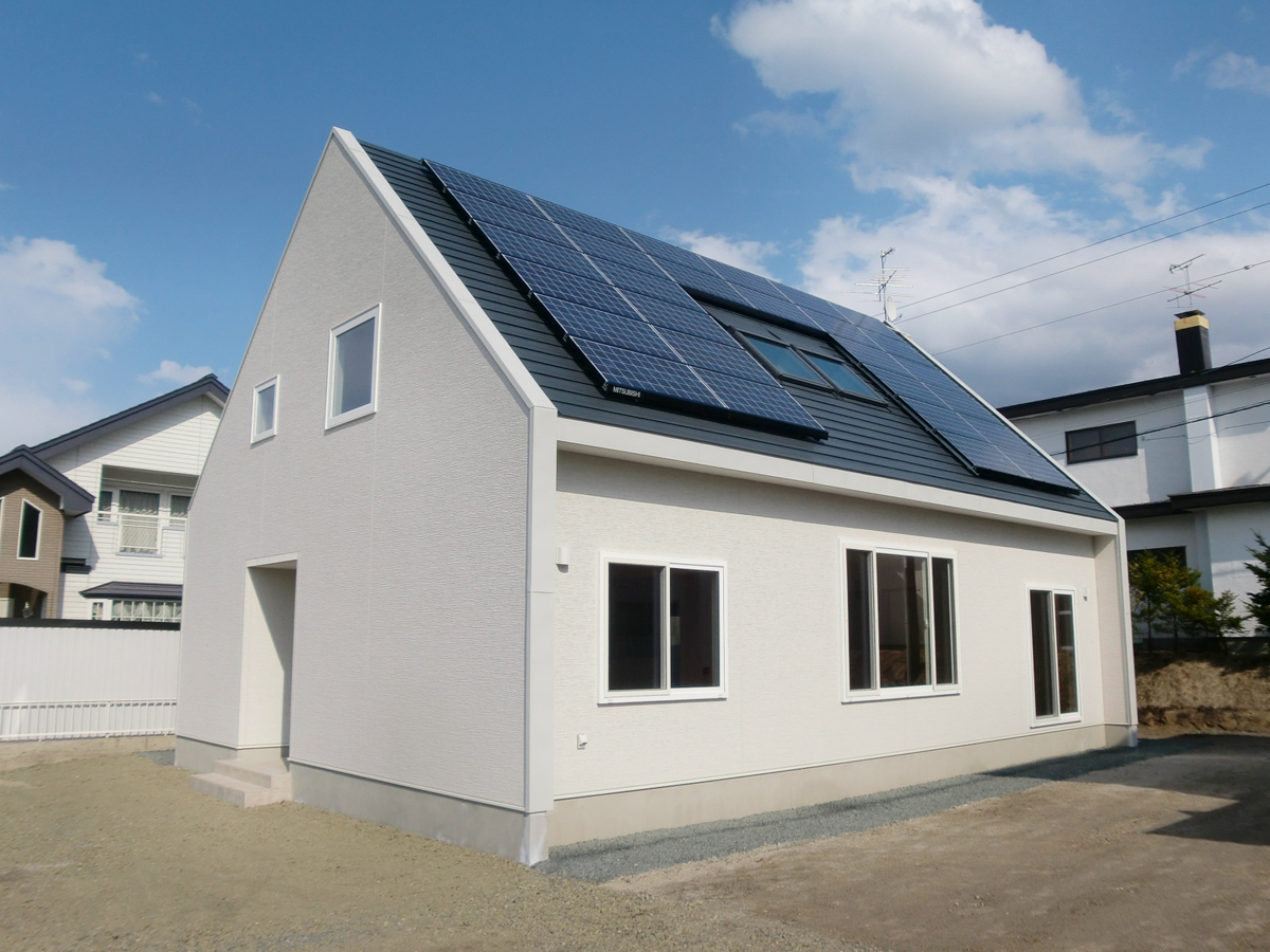 太陽光パネルを屋根面に設置した住宅